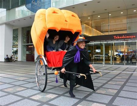 気分はシンデレラ?「かぼちゃの人力車」で街を周遊するサービス、新宿高島屋で