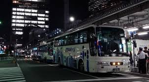 夜行バスで1時間女性の胸を触り続けた25歳の男逮捕