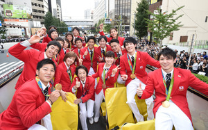 リオ五輪＆パラメダリストがパレード　内村、吉田らに大歓声
