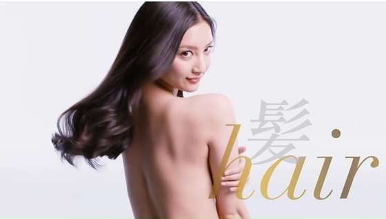 スーパーモデルのような美しい毛！艶やかな黒い毛に包まれた犬が話題に