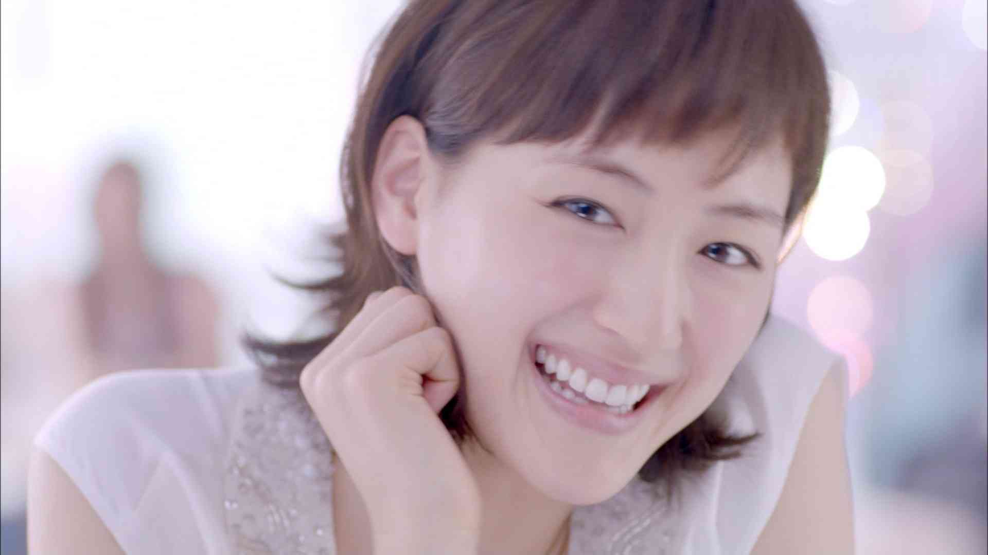 美人女優の笑顔の画像を貼るトピ