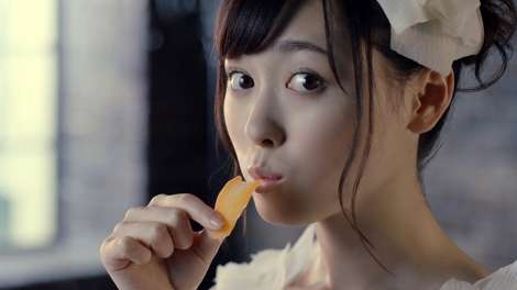 まいんちゃんこと福原遥、“生野菜”ドレスに身を包む そのまま口に運んでパクリ？
