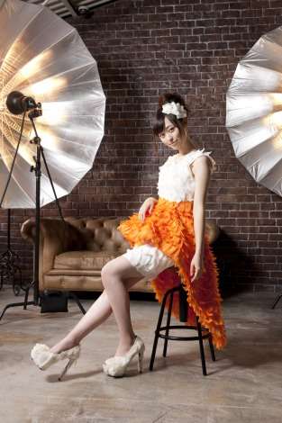まいんちゃんこと福原遥、“生野菜”ドレスに身を包む そのまま口に運んでパクリ？