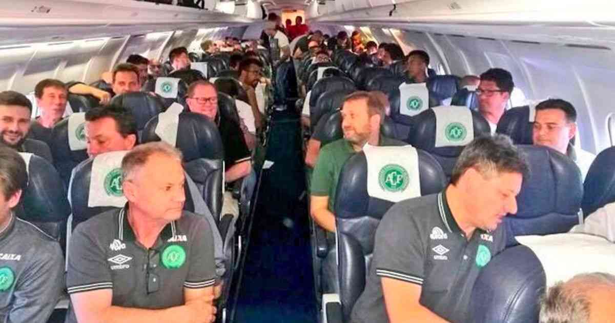Chapecoense plane crash: 76 dead and 5 survivors after plane carrying Brazilian football team crashes in Colombia - Mirror Online