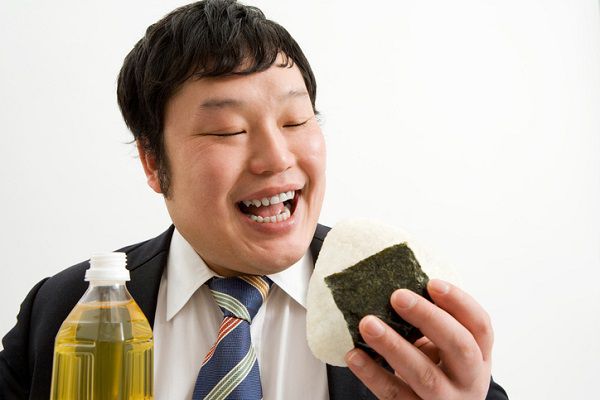 ママのおっぱいに未練が？「クチャラー」になる理由が話題に