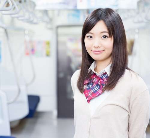 「優先席では席譲るべき」と考える人が減少
