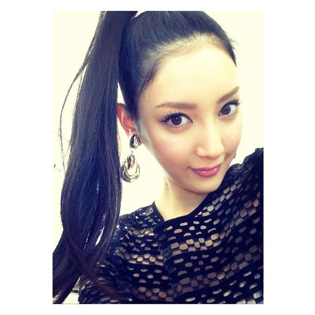 菜々緒、入浴中のセクシー生脚を大胆公開！「そんなに見せていいの!?」とファン興奮