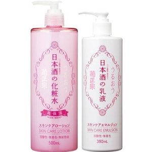 化粧水パックしている人!