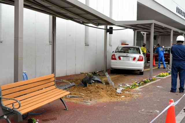 84歳運転の車、病院に突っ込む　１人死亡２人けが
