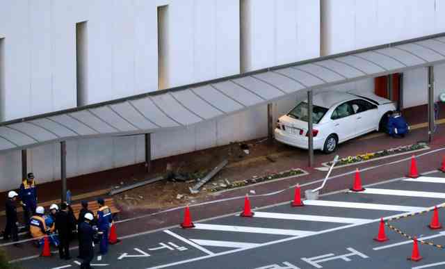 84歳運転の車、病院に突っ込む　１人死亡２人けが