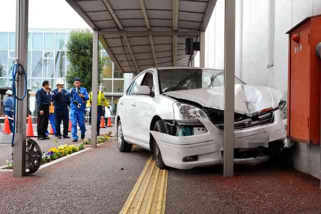 ８４歳運転の車、病院に突っ込む　１人死亡２人けが：朝日新聞デジタル