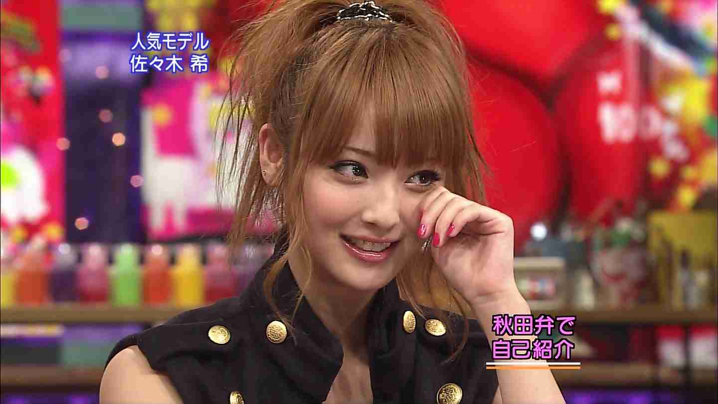 佐々木希28歳の制服姿に絶賛の声! 「JKまだ余裕」「顔ちっさ! 脚なが!」