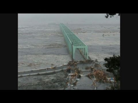 石巻市立大川小学校の近くに押し寄せた津波 - YouTube