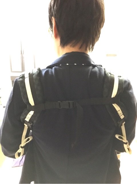抱っこ紐を正しくつけて、肩こり改善｜i*u