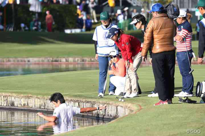 キャディーに投げたボールが池へ　大捕り物も見つからず　ルールを知らないゴルファーも続出　