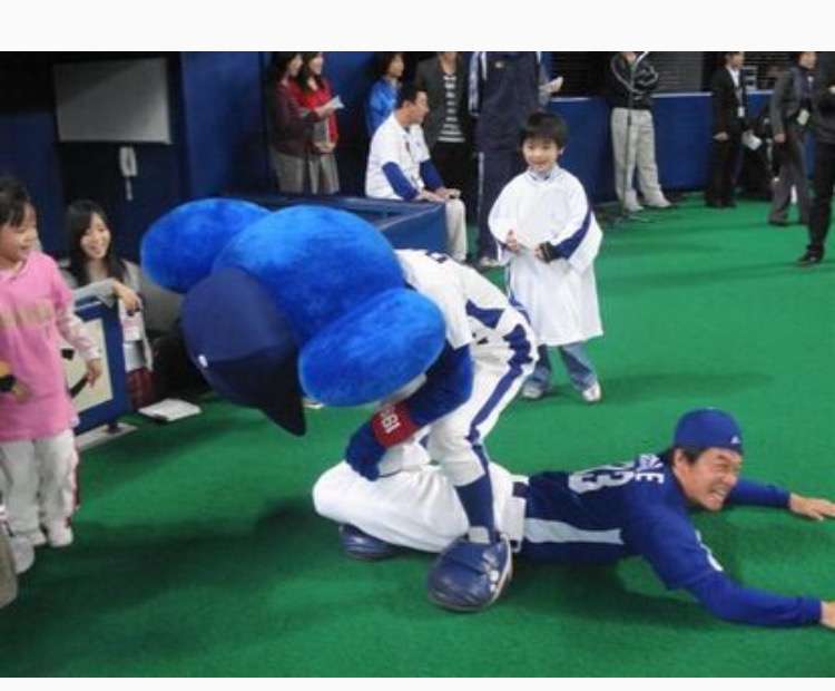 球団マスコットと選手がじゃれてる画像下さい！