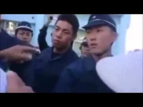 【胸糞】沖縄基地反対派に殴られる警察 - YouTube
