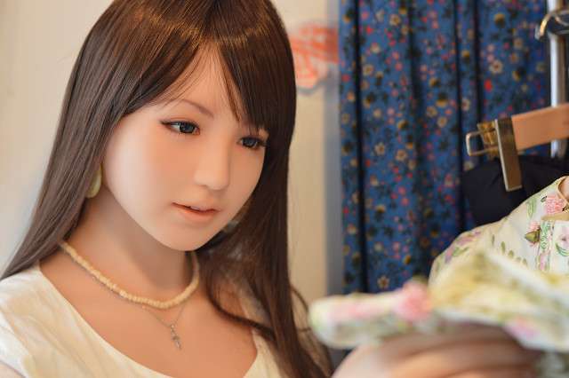 イケメン人形とラブラブ 「オトナの着せ替え」を楽しむ女性が急増!?(豪)