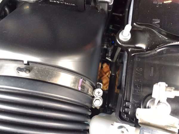 車のワイパーに張り紙があったのでボンネット開けてみたら…