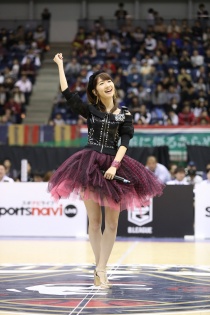 AKB48柏木由紀、ミニスカで美脚全開 