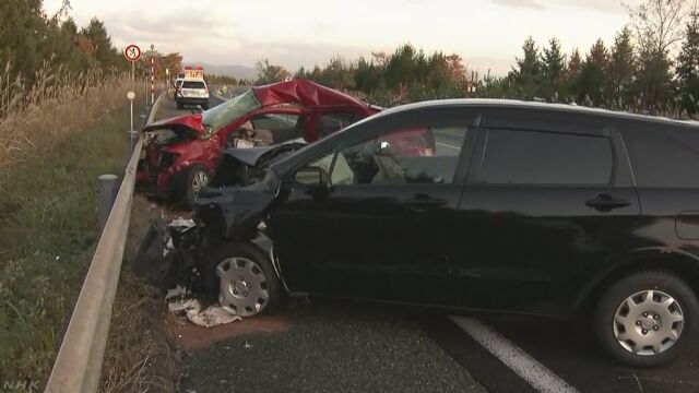 秋田道で乗用車どうしが衝突 男女２人重体 | NHKニュース