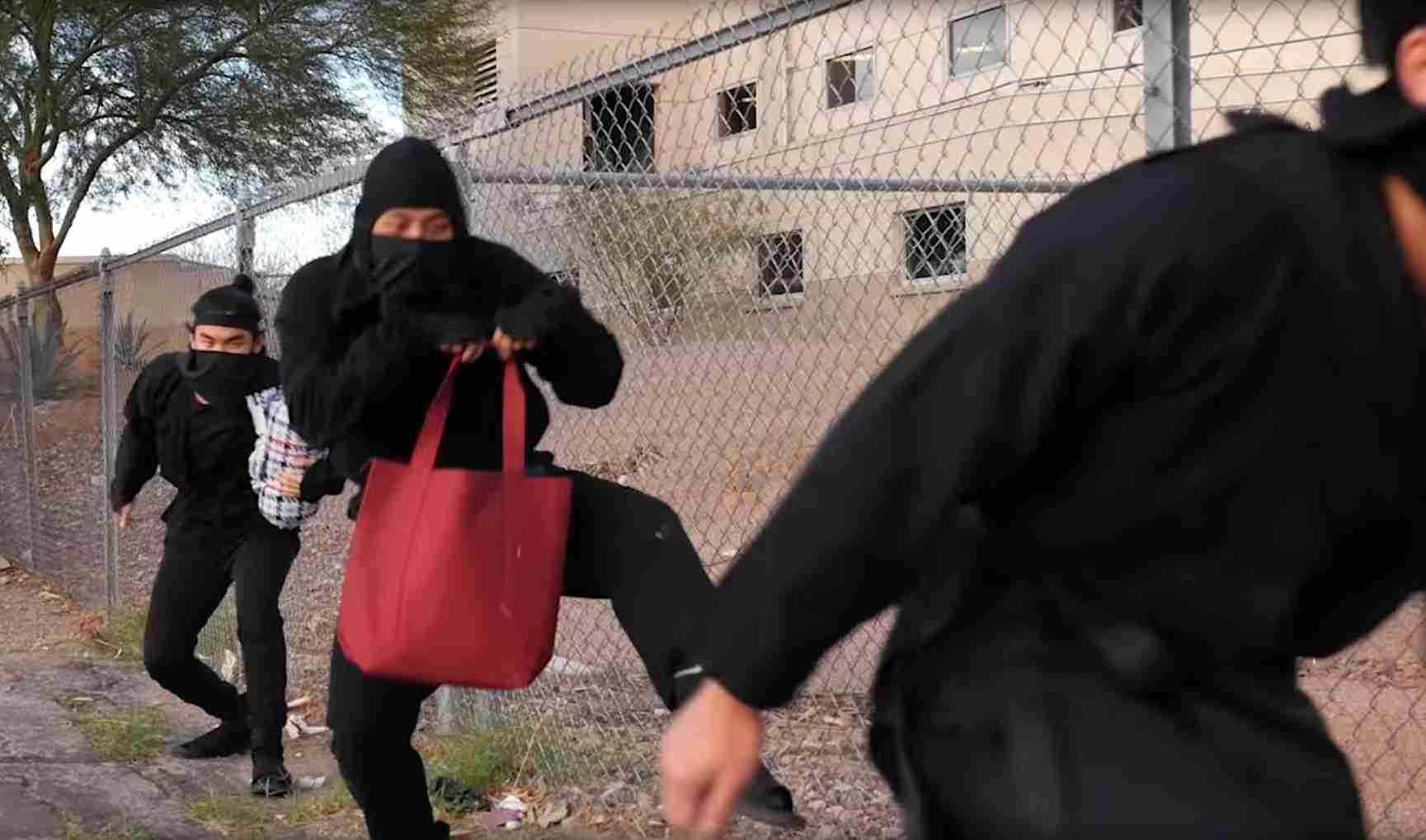 どう見ても運動音痴の忍者達!街を徘徊する彼らの目的に称賛の声が集まる!