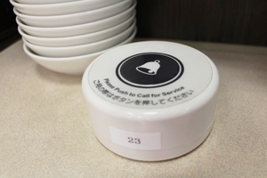 飲食店で「すみませーん」と言うのが恥ずかしい？ネット民「意地になって1時間水で過ごした」「なるべく食券のとこにいく」 