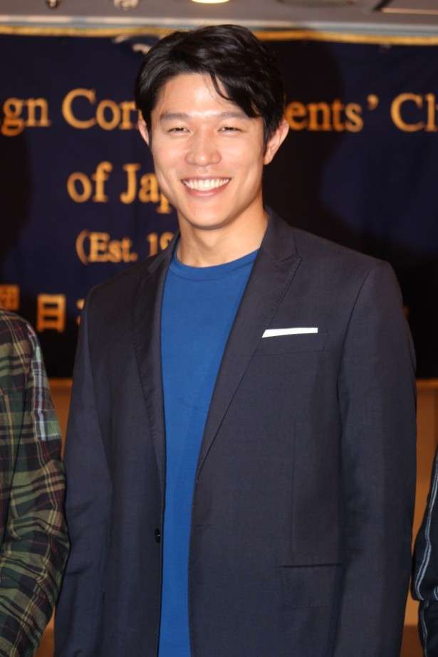 英検1級の鈴木亮平、流暢な英語を披露！通訳いらずの会見に海外メディアも拍手