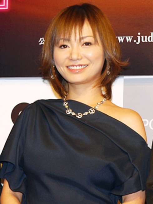 浜崎あゆみ、太ももあらわなビーチコーデ「可愛いのにセクシー」と絶賛の声