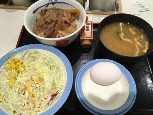 この松屋の玉子が浮いているように見える人は疲れているので寝ましょう