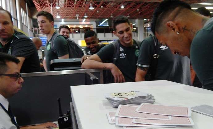 南米コロンビアでチャーター機墜落 ブラジルのサッカー選手ら72人搭乗