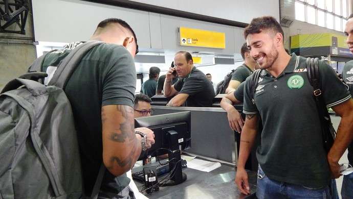 南米コロンビアでチャーター機墜落 ブラジルのサッカー選手ら72人搭乗