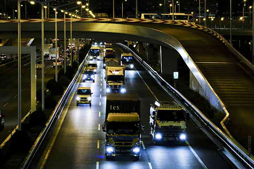 誰が荷物を運ぶのか 同乗ルポ　深夜のトラック長距離輸送 - Yahoo!ニュース