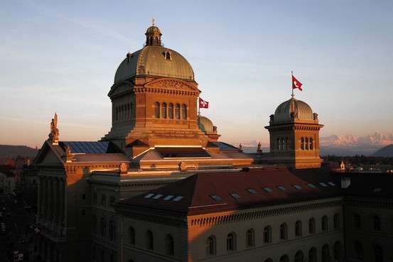      スイス、圧力に屈し銀行の情報開示に乗り出す - WSJ    
