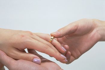 35歳過ぎると結婚はほぼ不可能((( ；ﾟДﾟ))) できたのは「男性で3% 女性で2%」