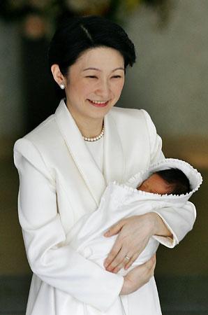 秋篠宮ご夫妻と悠仁さま 長崎で原爆の犠牲者を慰霊