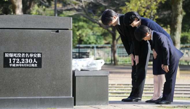 秋篠宮ご夫妻と悠仁さま 長崎で原爆の犠牲者を慰霊