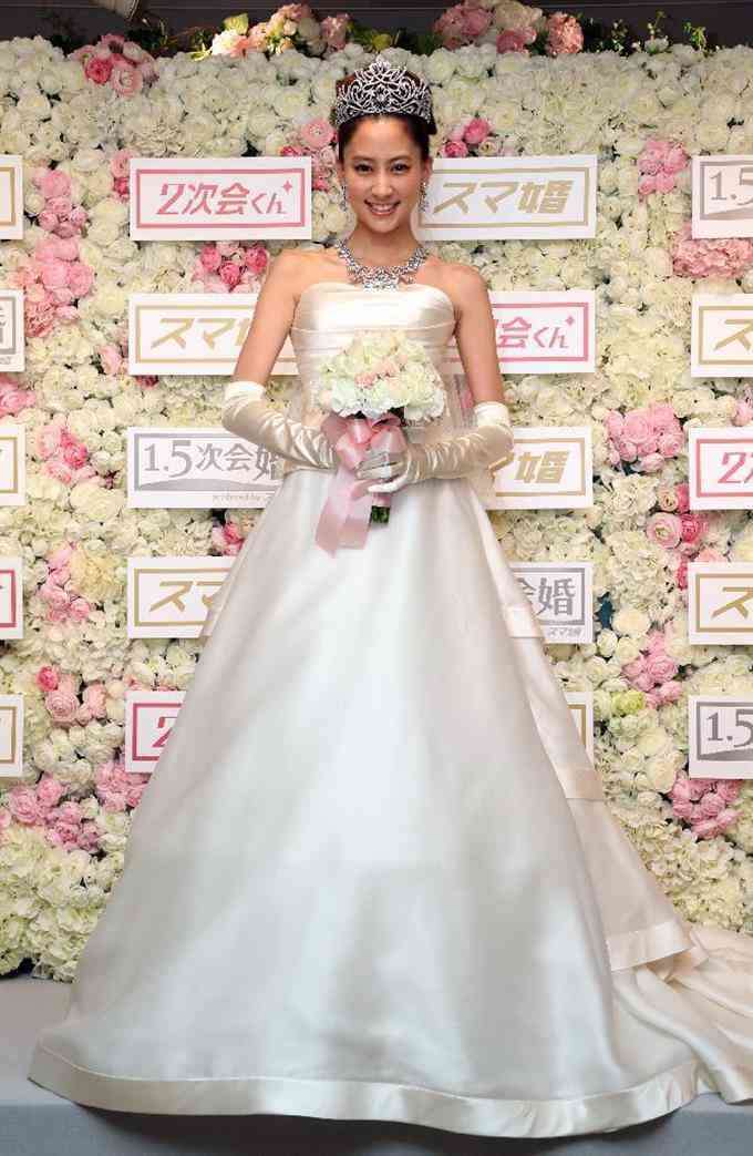 河北麻友子、バービー風の衣装でご満悦 25歳の抱負は「現状維持」