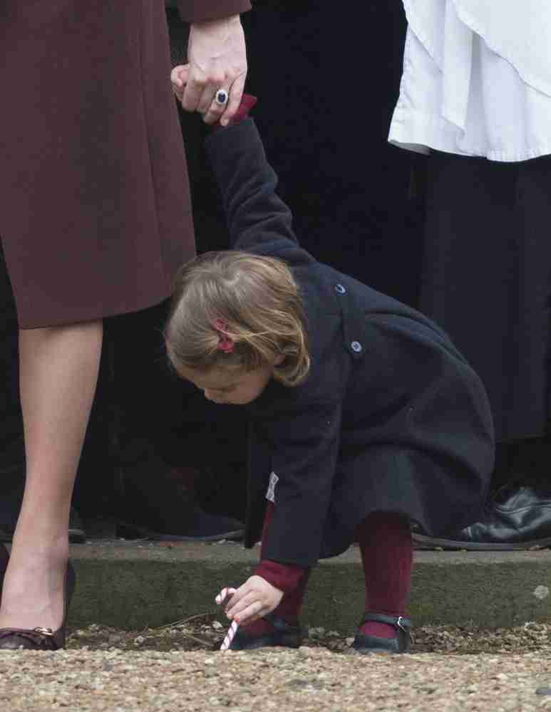 ジョージ王子が、クリスマスのミサに出席　お土産に夢中【画像】