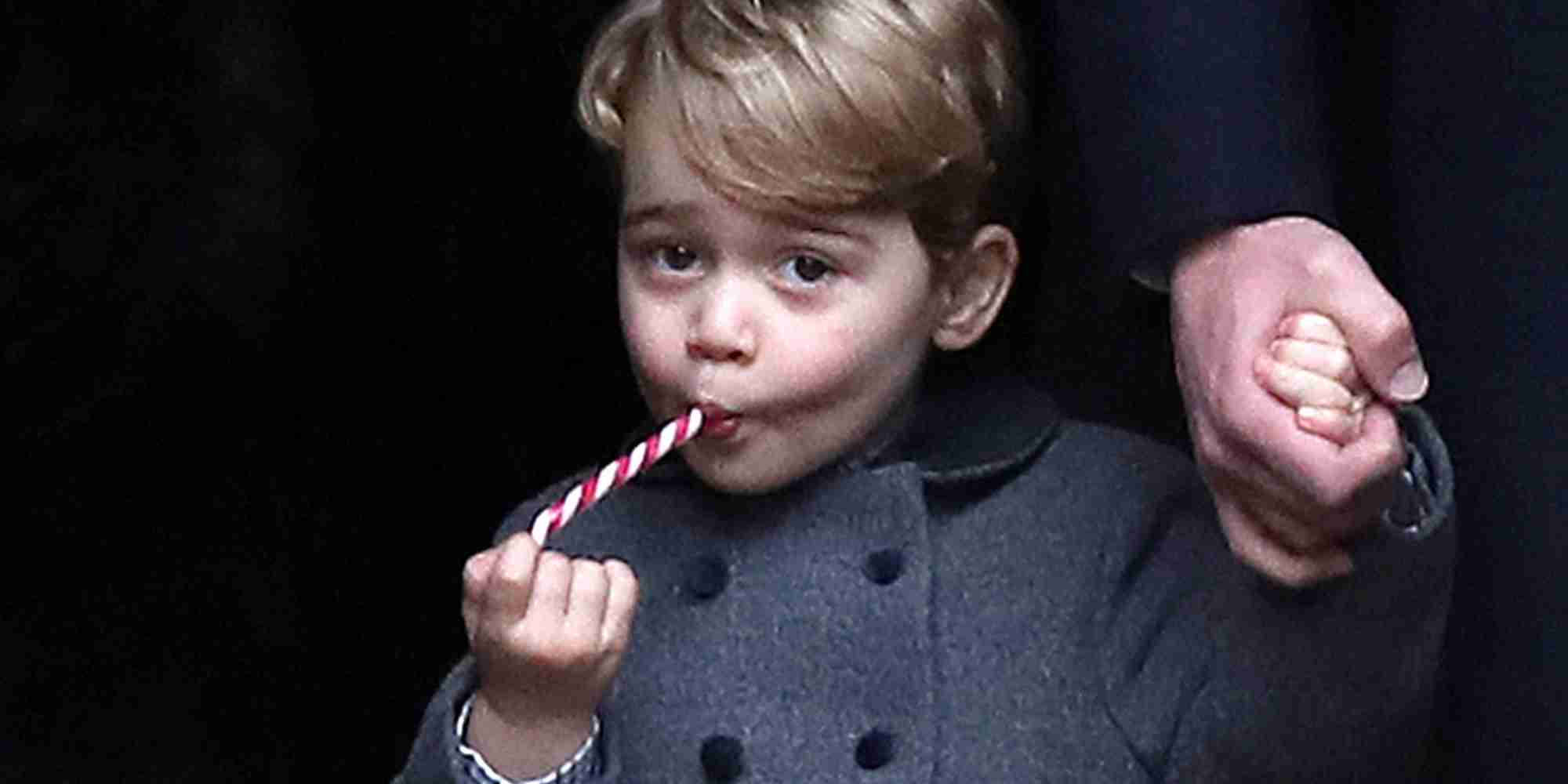 ジョージ王子が、クリスマスのミサに出席　お土産に夢中【画像】
