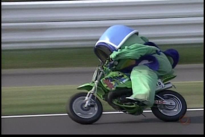 ガチャピン、ムックを食べようとする写真をツイッターにアップ→怖いと話題に