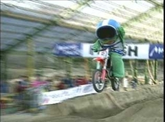 ガチャピン、ムックを食べようとする写真をツイッターにアップ→怖いと話題に