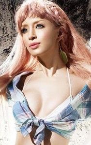 浜崎あゆみ、肩出し＆ボディライン強調ワンピ姿披露で「細っ」「どんどん痩せてる？」