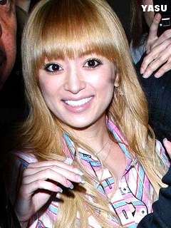 浜崎あゆみ、肩出し＆ボディライン強調ワンピ姿披露で「細っ」「どんどん痩せてる？」