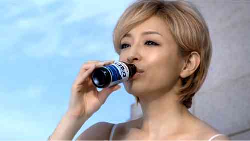 浜崎あゆみ、肩出し＆ボディライン強調ワンピ姿披露で「細っ」「どんどん痩せてる？」
