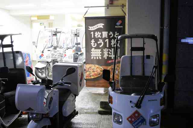 イブにピザ待ち１時間超？　店舗に大行列、ＳＮＳで話題：朝日新聞デジタル