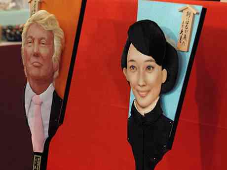 年末恒例“変わり羽子板” トランプ氏や小池百合子都知事も