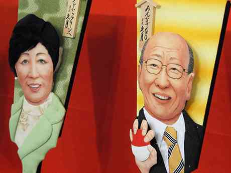 年末恒例“変わり羽子板” トランプ氏や小池百合子都知事も