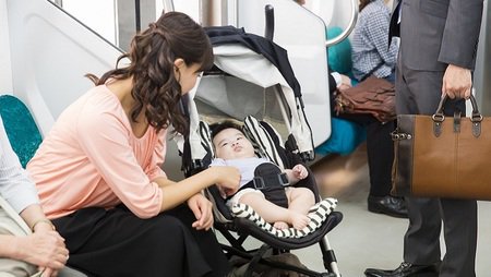ベビーカー降車時、男性が手伝うのは不審がられない？ 