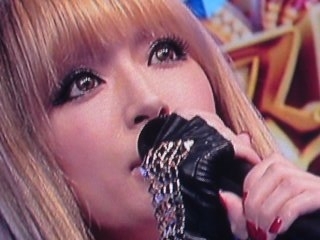浜崎あゆみ、肩出し＆ボディライン強調ワンピ姿披露で「細っ」「どんどん痩せてる？」